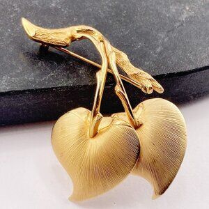 GIOVANNI Vintage signed brushed gold tone metal leaf branch brooch c. 1960s pin